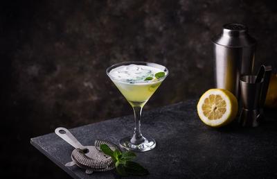 5 cocktailuri clasice pe care trebuie să știi să le prepari pentru petreceri memorabile
