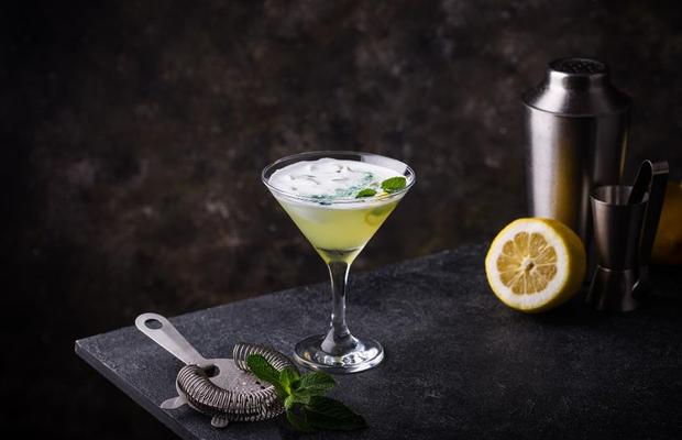 5 cocktailuri clasice pe care trebuie să știi să le prepari pentru petreceri memorabile