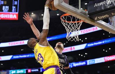 LeBron James, aproape de un record financiar cum nu s-a mai văzut în NBA » Mingea este în terenul său