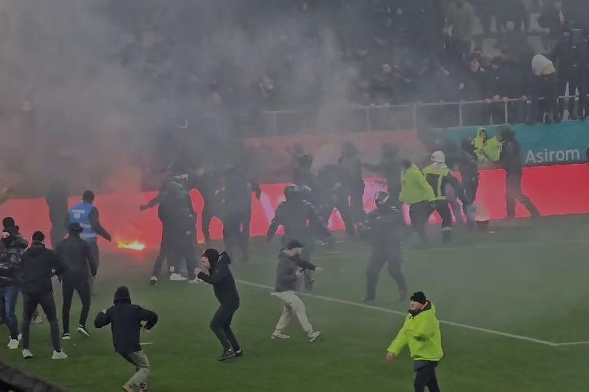 Meciul dintre Dinamo și UTA a fost prefațat de scene reprobabile. Ultrașii din Peluza Sud a gazdelor au pătruns pe gazonul arenei Arcul de Triumf și și-au împărțit pumni cu susținătorii oaspeților.