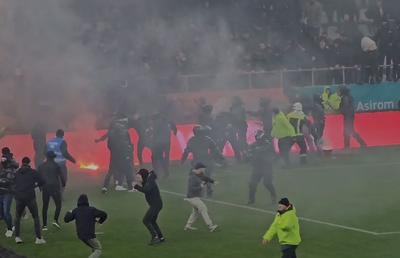 Scene halucinante în Superliga! Ultrașii lui Dinamo și cei ai Stelei s-au luat la bătaie pe gazon