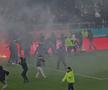 Meciul dintre Dinamo și UTA a fost prefațat de scene reprobabile. Ultrașii din Peluza Sud a gazdelor au pătruns pe gazonul arenei Arcul de Triumf și și-au împărțit pumni cu susținătorii oaspeților.