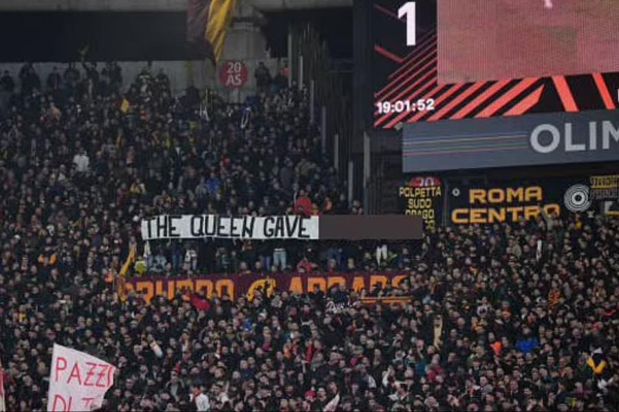 Mesaj scandalos afișat de ultrașii lui AS Roma la meciul cu Brighton » Atac reprobabil la adresa Reginei Angliei