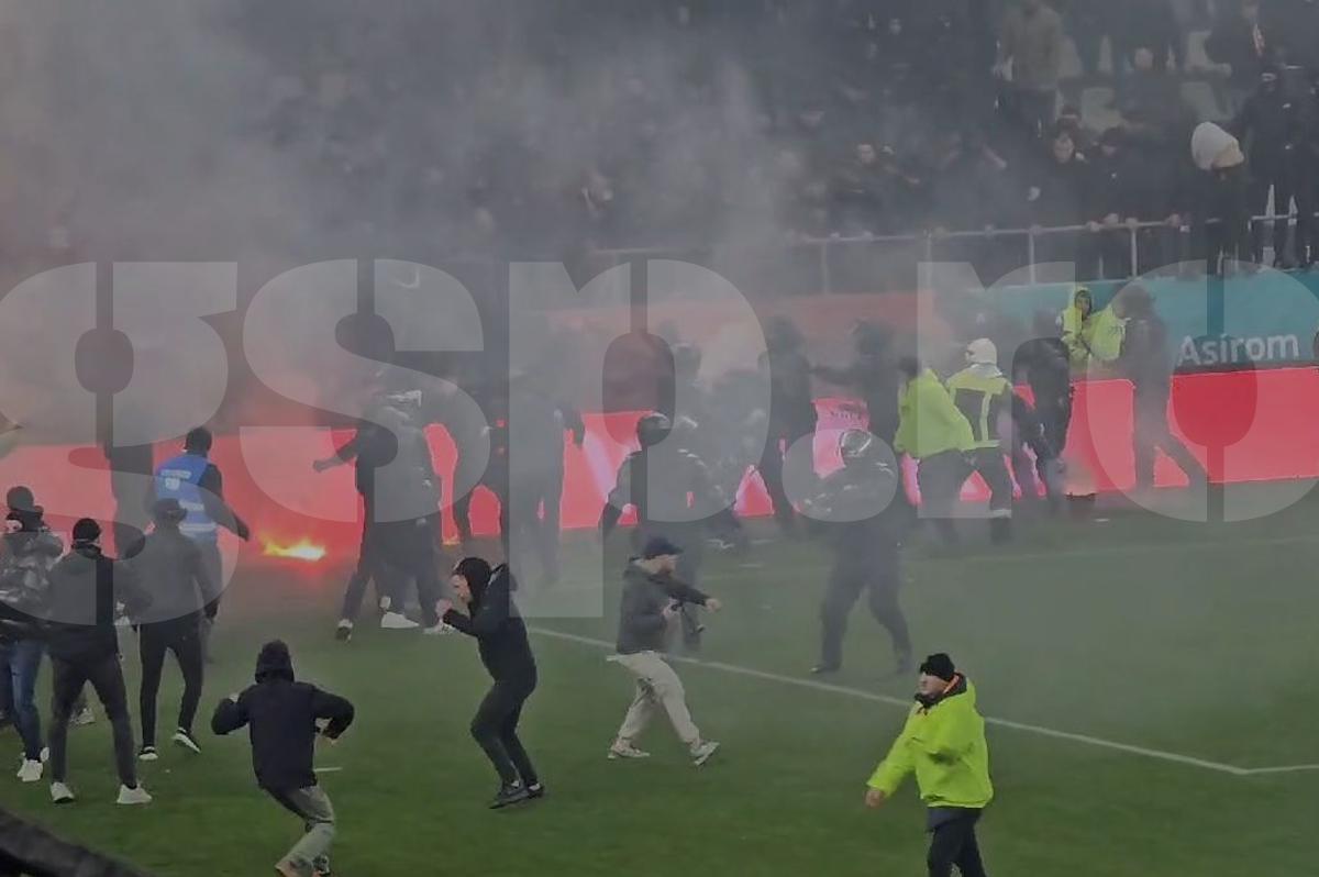 Imagini halucinante la Dinamo - UTA! Ultrașii s-au luat la bătaie pe gazon