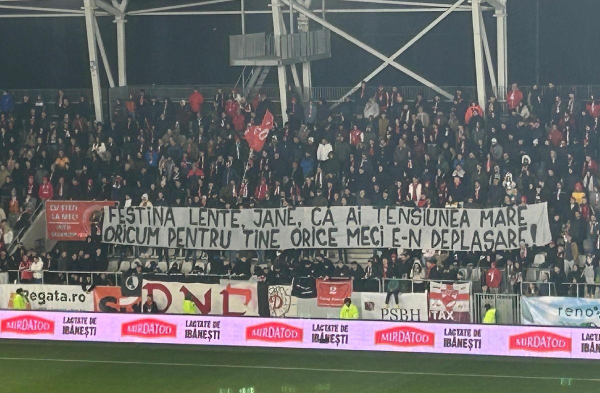 Imagini halucinante la Dinamo - UTA! Ultrașii s-au luat la bătaie pe gazon