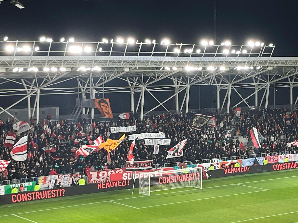Imagini halucinante la Dinamo - UTA! Ultrașii s-au luat la bătaie pe gazon