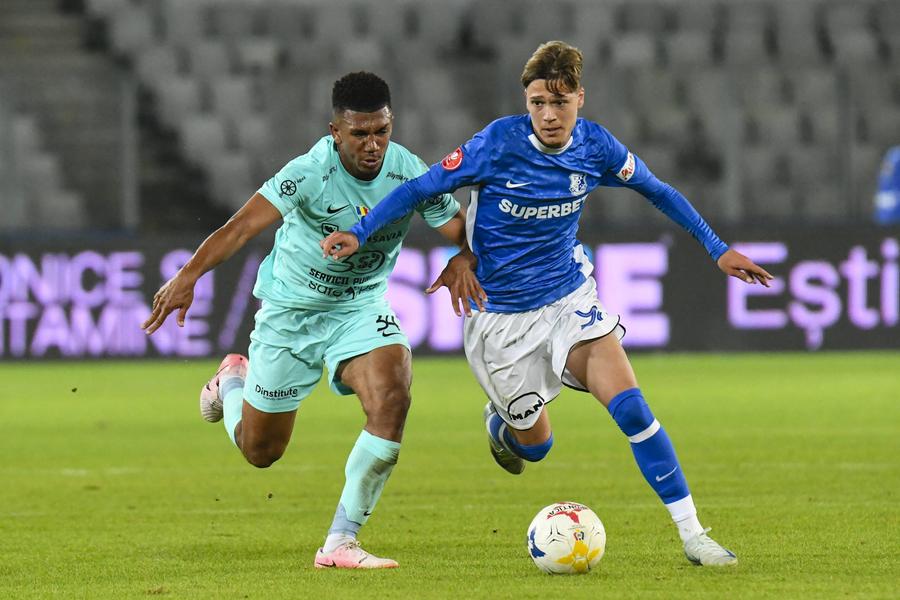 Luca Băsceanu (dreapta), foto: Imago Images Ilie Dumitrescu, cucerit de jucătorul din Superliga: „Are calitate, se vede”