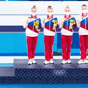 Angelina Melnikova pe prima treaptă a podiumului olimpic în proba pe echipe alături de Vladislava Urazova, Liliia Akhaimova și Viktoriia Listunova  FOTO Imago Images