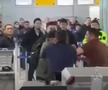 Bărbat amenințător, dezarmat de un fost boxer în aeroport