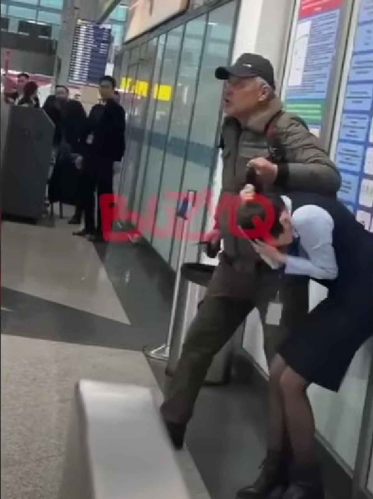 Bărbat amenințător, dezarmat de un fost boxer în aeroport