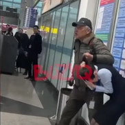 Bărbat amenințător, dezarmat de un fost boxer în aeroport