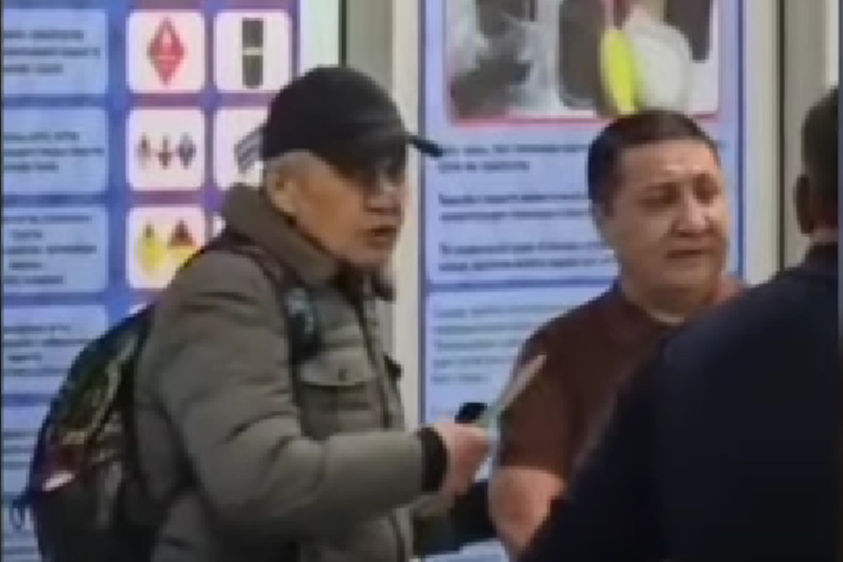 Un fost boxer a devenit erou în Kazahstan! I-a smuls cuțitul unui bărbat înarmat și a salvat o femeie în aeroportul din Almaty