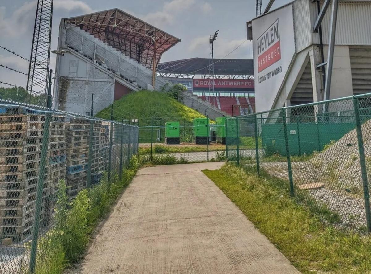 Situație incredibilă la fosta echipă a lui Laszlo Boloni » Stadion de lux la o tribună, în paragină la cealaltă: este închisă de 5 ani