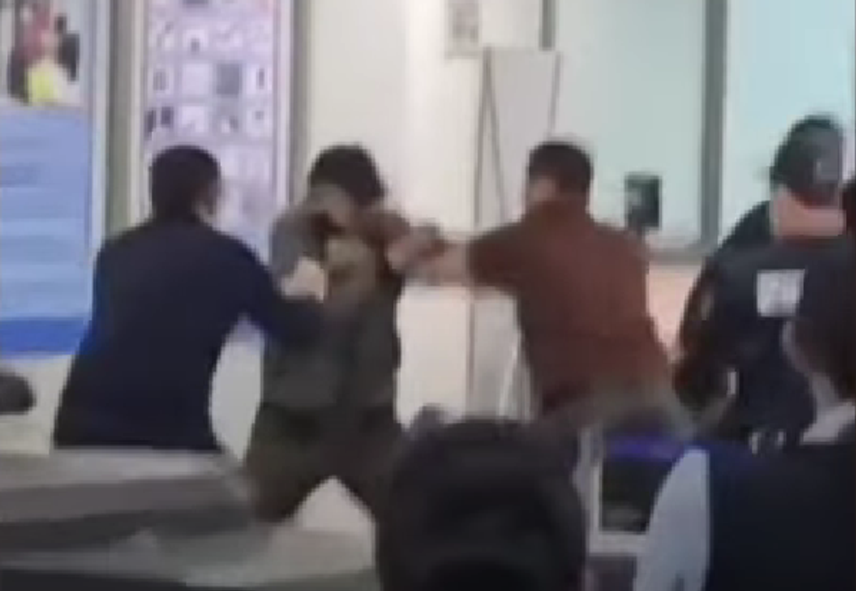 Un fost boxer a devenit erou în Kazahstan! I-a smuls cuțitul unui bărbat înarmat și a salvat o femeie în aeroportul din Almaty