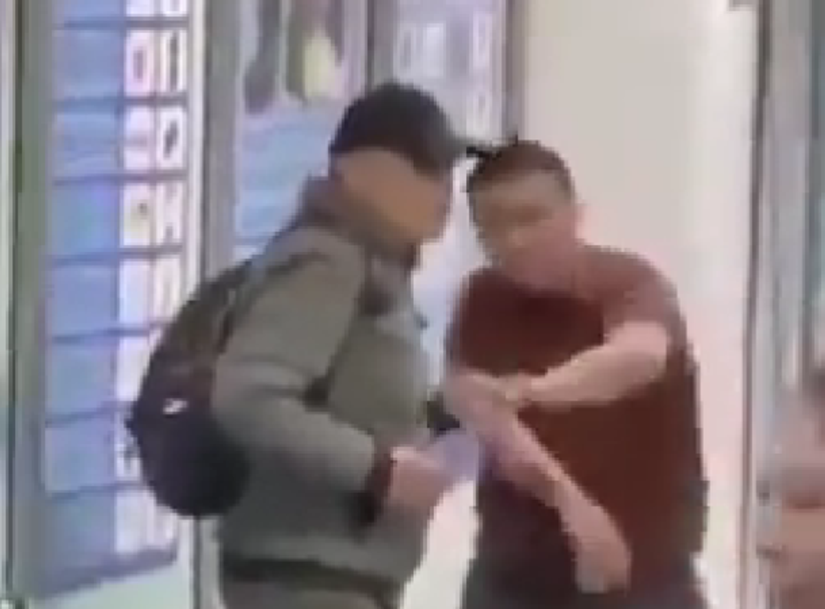 Un fost boxer a devenit erou în Kazahstan! I-a smuls cuțitul unui bărbat înarmat și a salvat o femeie în aeroportul din Almaty