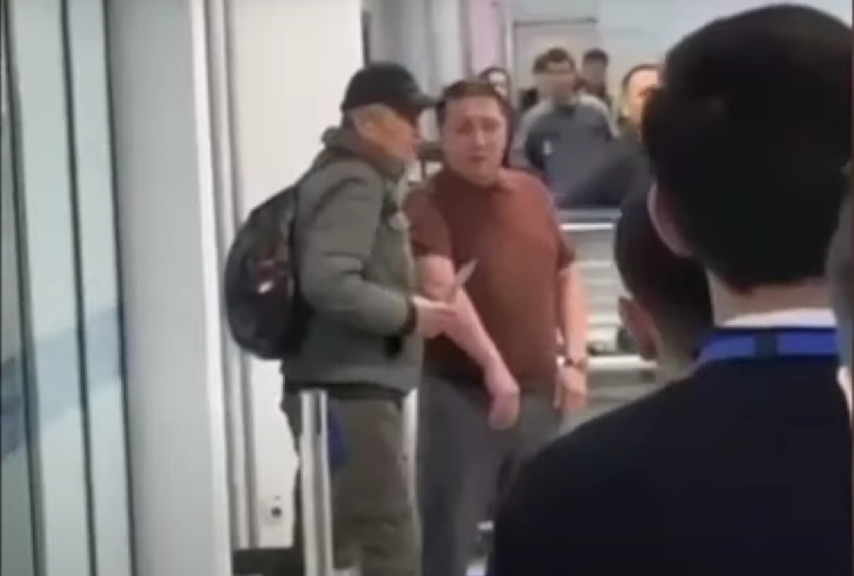 Bărbat amenințător, dezarmat de un fost boxer în aeroport