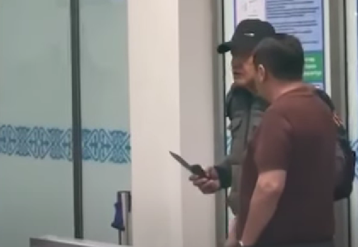 Un fost boxer a devenit erou în Kazahstan! I-a smuls cuțitul unui bărbat înarmat și a salvat o femeie în aeroportul din Almaty