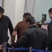 Bărbat amenințător, dezarmat de un fost boxer în aeroport