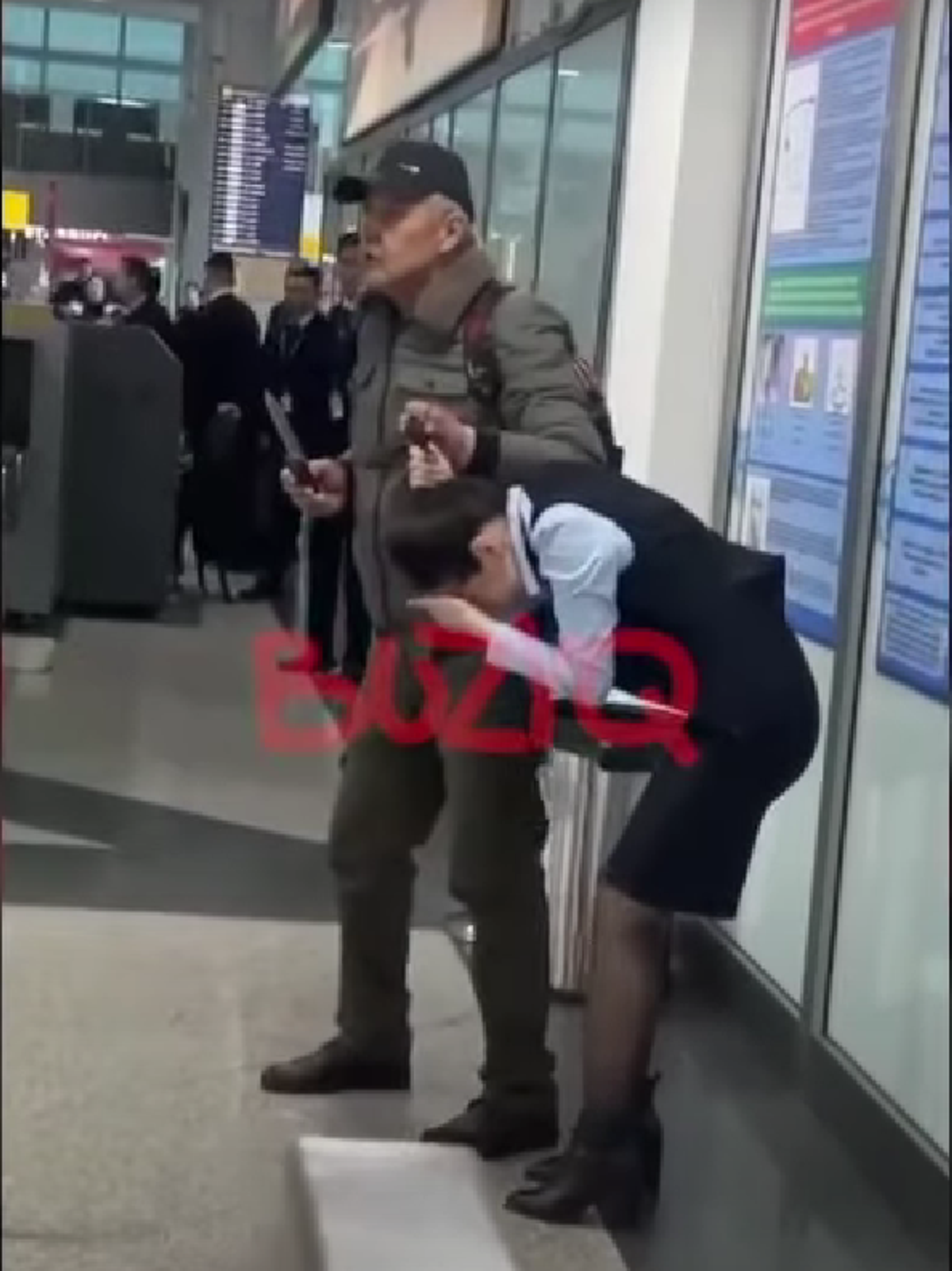 Bărbat amenințător, dezarmat de un fost boxer în aeroport