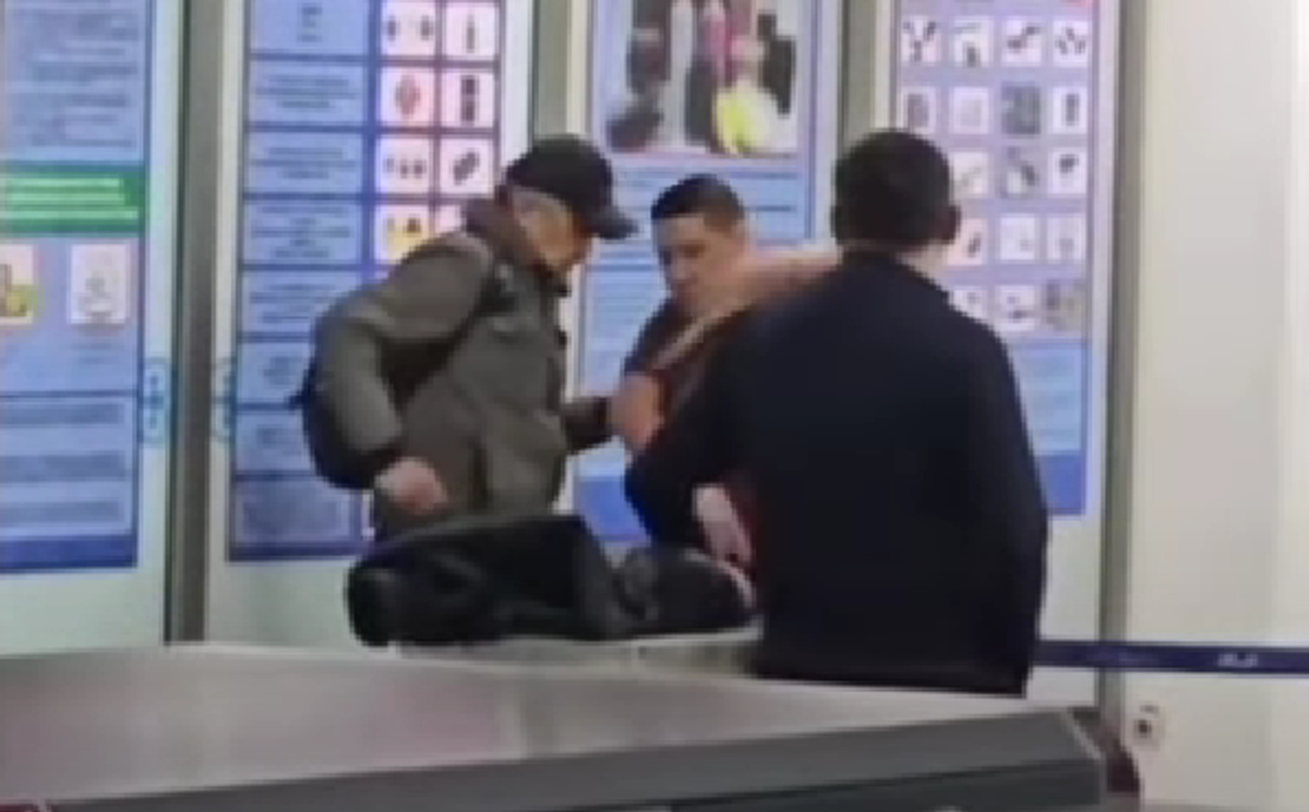 Bărbat amenințător, dezarmat de un fost boxer în aeroport