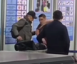 Bărbat amenințător, dezarmat de un fost boxer în aeroport