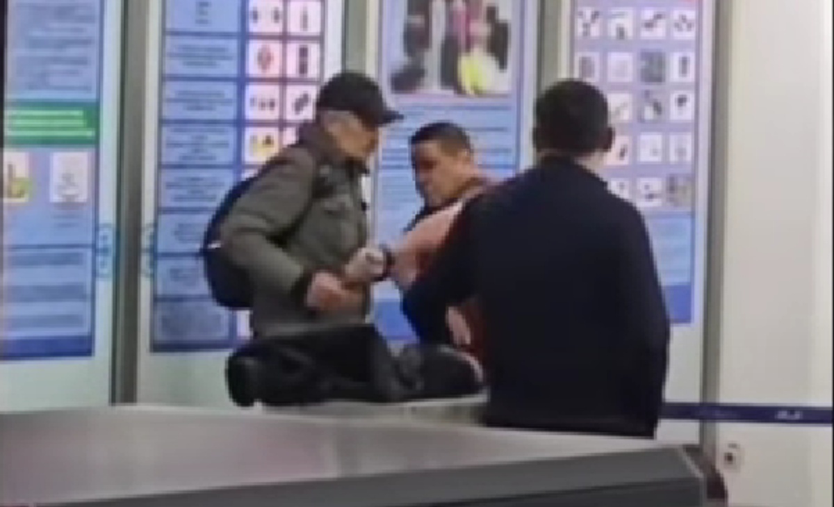 Un fost boxer a devenit erou în Kazahstan! I-a smuls cuțitul unui bărbat înarmat și a salvat o femeie în aeroportul din Almaty