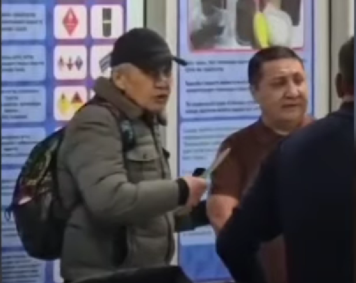 Bărbat amenințător, dezarmat de un fost boxer în aeroport