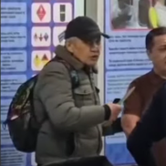 Bărbat amenințător, dezarmat de un fost boxer în aeroport