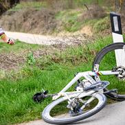 Tadej Pogacar încercând să ajungâ cât mai repede la bicicletă FOTO Imago Images