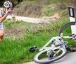 Tadej Pogacar încercând să ajungâ cât mai repede la bicicletă FOTO Imago Images