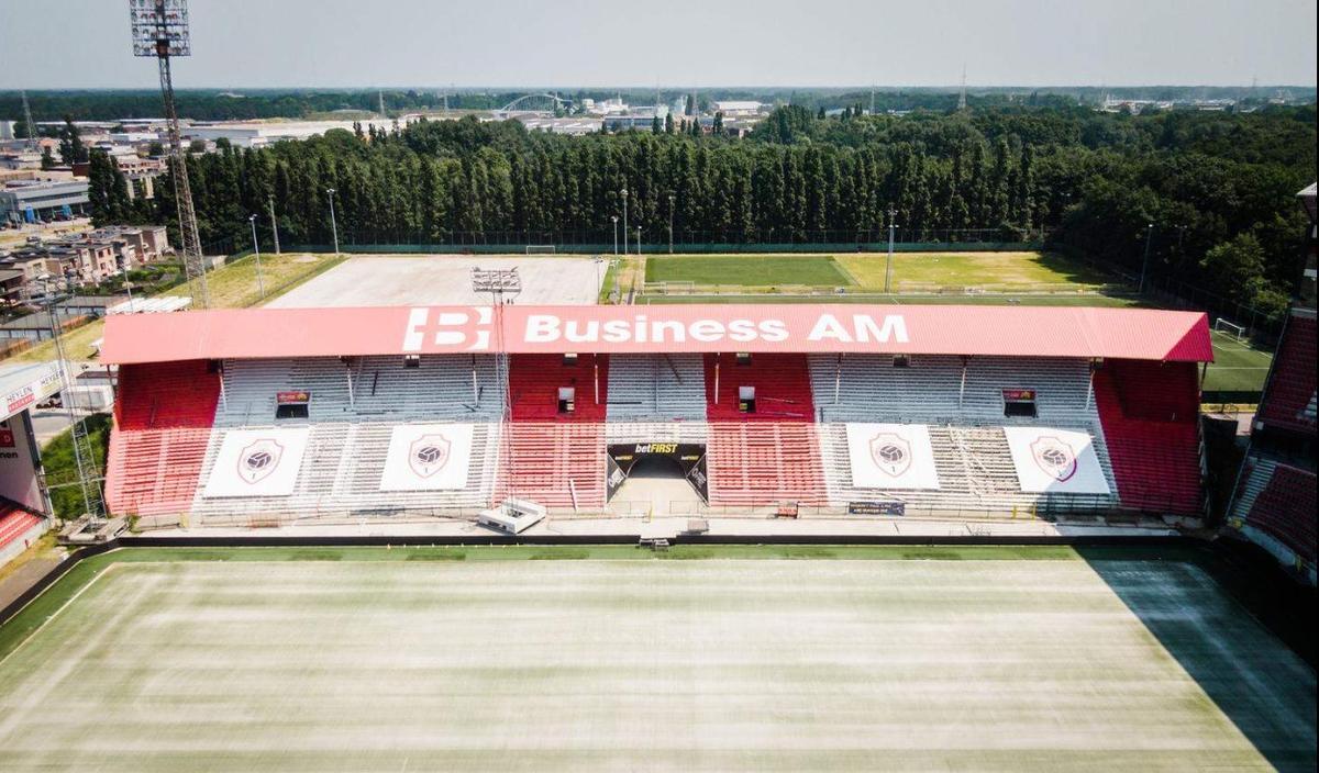 Situație incredibilă la fosta echipă a lui Laszlo Boloni » Stadion de lux la o tribună, în paragină la cealaltă: este închisă de 5 ani