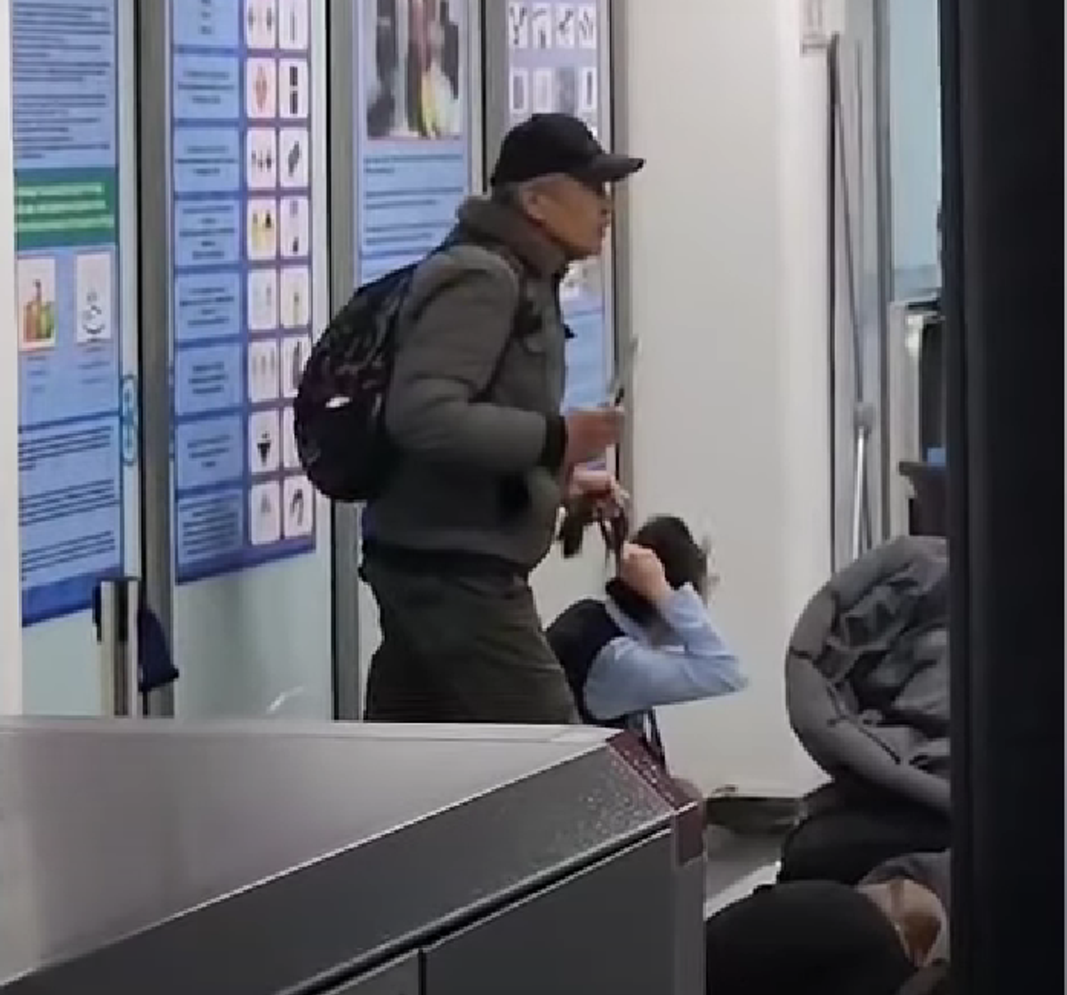 Un fost boxer a devenit erou în Kazahstan! I-a smuls cuțitul unui bărbat înarmat și a salvat o femeie în aeroportul din Almaty
