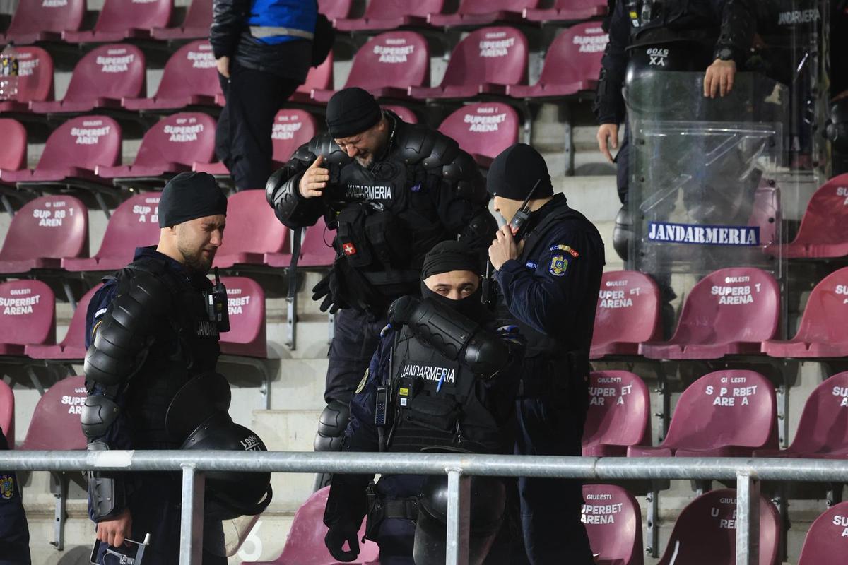 Eroare INACCEPTABILĂ a jandarmilor la Rapid - Craiova » Lucescu, sub tratament, a părăsit urgent arena