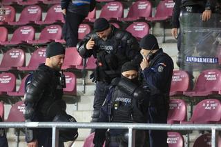 Eroare INACCEPTABILĂ a jandarmilor la Rapid - Craiova » Lucescu, sub tratament, a părăsit urgent arena