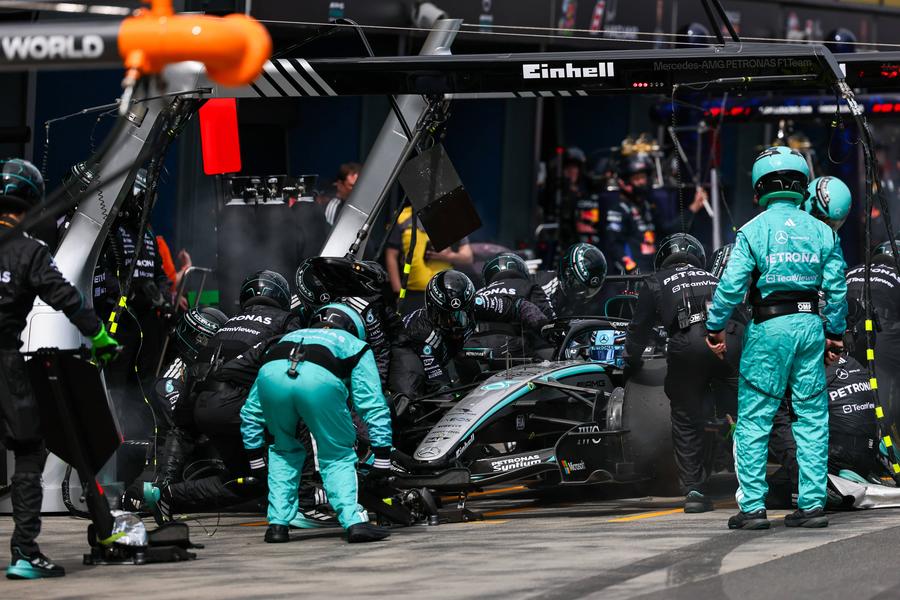 Mecanicii Merdeces s-au mișcat excelent la schimbul de pneuri // FOTO: Imago Images Momentul care a decis MP al Australiei: Mercedes a riscat și a câștigat, Ferrari a pierdut timp prețios