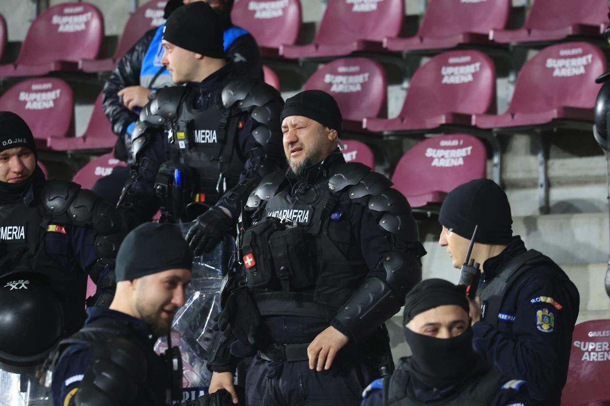 Eroare INACCEPTABILĂ a jandarmilor la Rapid - Craiova » Lucescu, sub tratament, a părăsit urgent arena