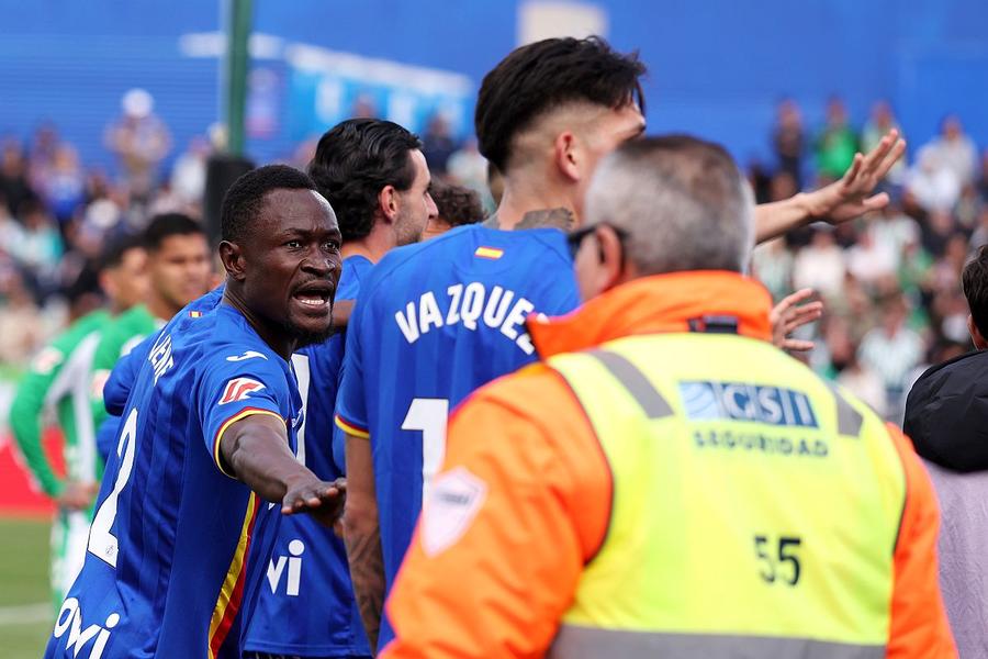Jucătorii lui Getafe, încercând să-i calmeze pe suporteri // foto: Guliver/gettyimages Meci întrerupt în La Liga! Bătaie generală în tribune » Jucătorii i-au implorat să înceteze