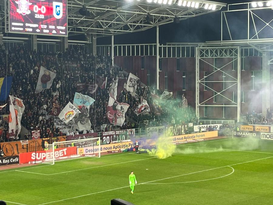 Utrașii giuleșteni au aruncat cu torțe și petarde în teren Rapid - Universitatea Craiova 1-1 » Derby-ul dezamăgirilor! Primele două echipe din Superliga au rămas datoare. Cu câte puncte intră în play-off