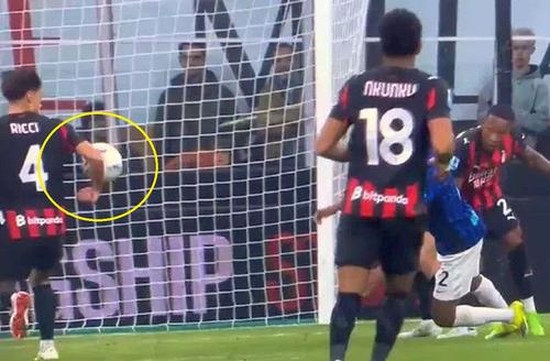 Faza în care Ricci atinge mingea cu mâna