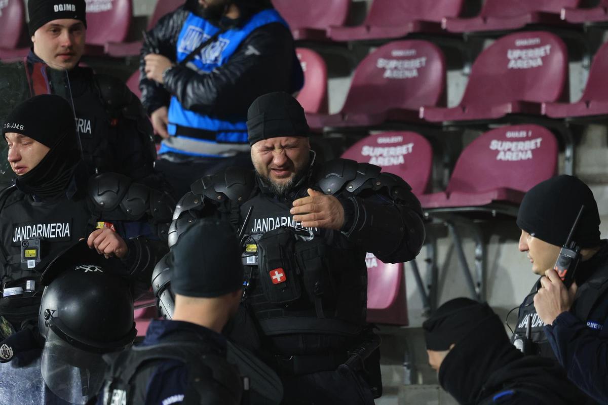 Eroare INACCEPTABILĂ a jandarmilor la Rapid - Craiova » Lucescu, sub tratament, a părăsit urgent arena
