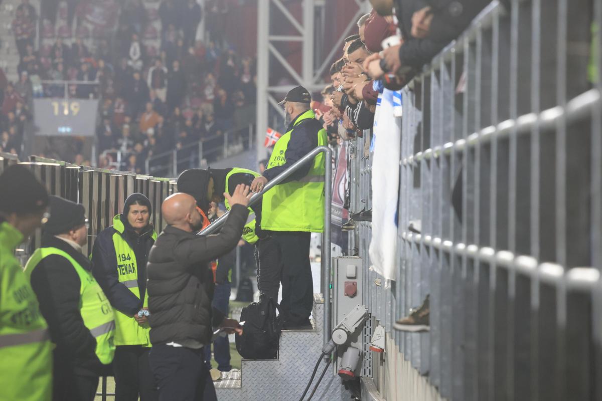 Rapid - Craiova, întrerupt de două ori