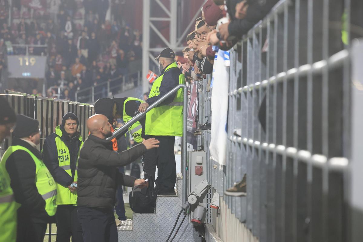 Rapid - Craiova, întrerupt de două ori