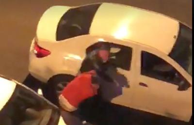 VIDEO Imagini șocante! Bătut de un polițist după ce a încălcat carantina: „Băi băiatule, știi că n-ai voie să ieși din casă?!” » Reacția Poliției