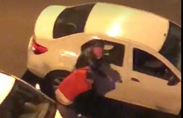 VIDEO Imagini șocante! Bătut de un polițist după ce a încălcat carantina: „Băi băiatule, știi că n-ai voie să ieși din casă?!” » Reacția Poliției
