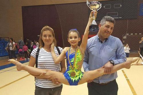 Tatăl micuței gimnaste susține că scrisoarea în care părinții au sărit în apărarea Adrianei Teocan a fost, de fapt, fabricată