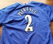 Jurnalistul Vali Moraru a donat din colecția personală un tricou al lui Dan Petrescu, de la Chelsea