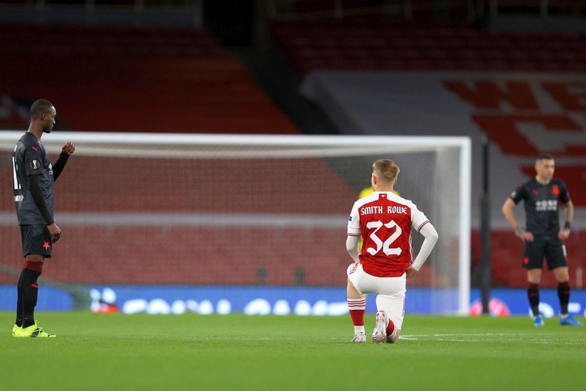 Controversă pe „Emirates” » Jucătorii lui Arsenal și arbitrul au îngenuncheat, fotbaliștii Slaviei i-au privit din picioare: „Dezgustător”