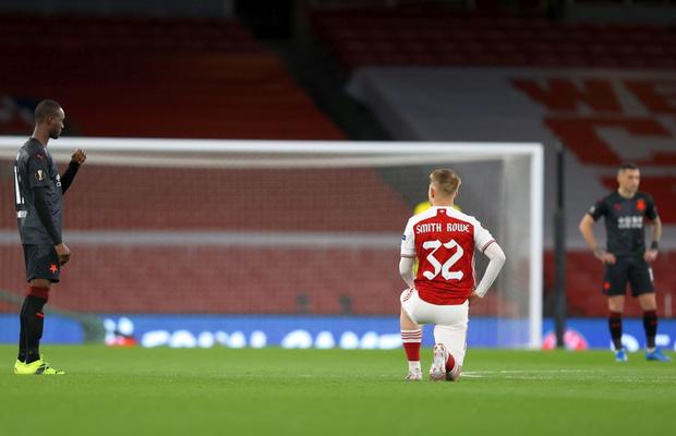 Controversă pe „Emirates” » Jucătorii lui Arsenal și arbitrul au îngenuncheat, fotbaliștii Slaviei i-au privit din picioare: „Dezgustător”
