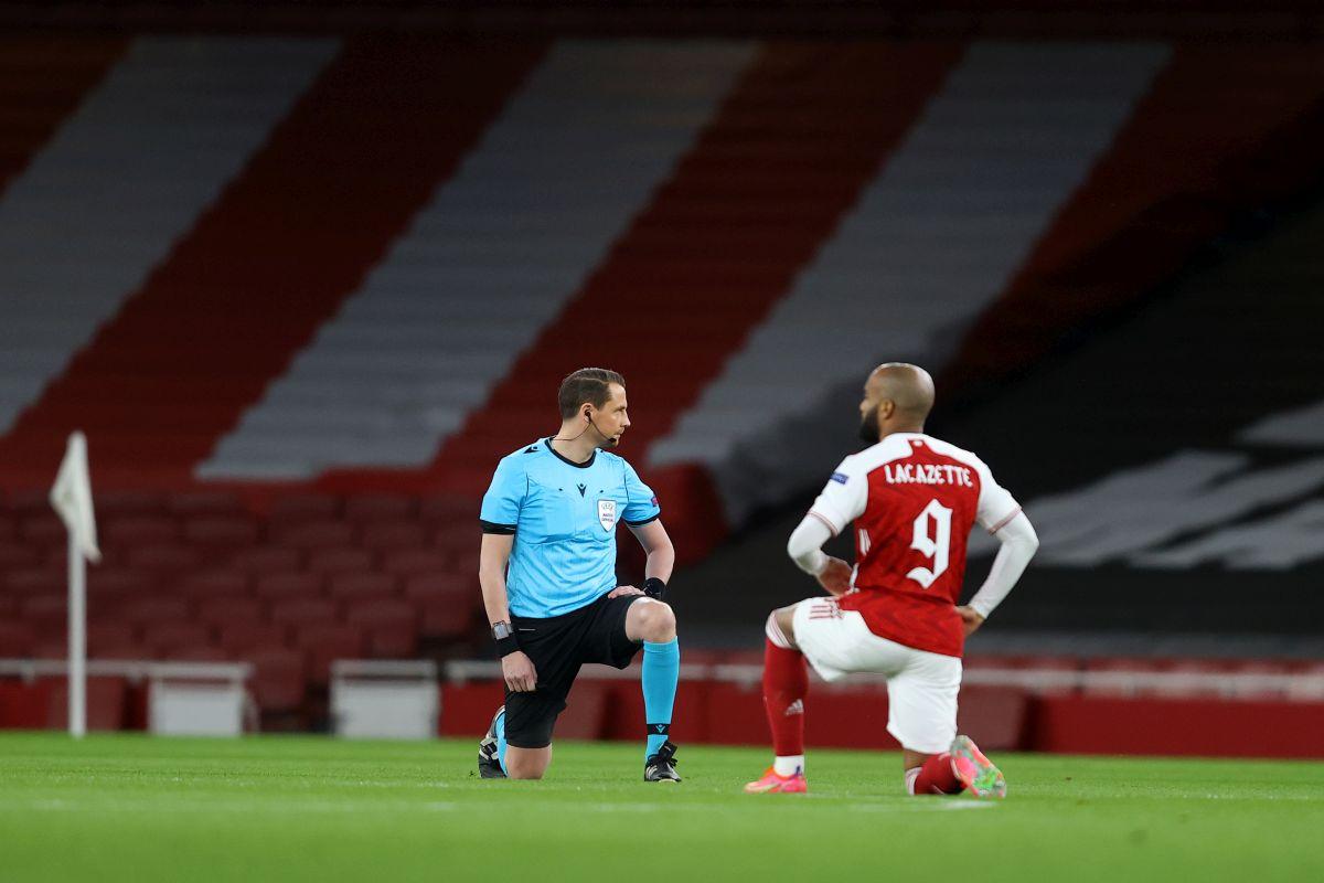 Controversă pe „Emirates” » Jucătorii lui Arsenal și arbitrul au îngenuncheat, fotbaliștii Slaviei i-au privit din picioare: „Dezgustător”