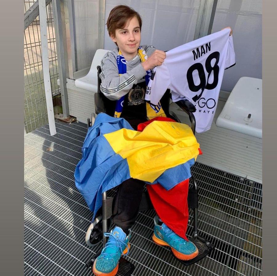 Gest superb făcut de Dennis Man! Atacantul Parmei i-a dăruit tricoul său unui fan român
